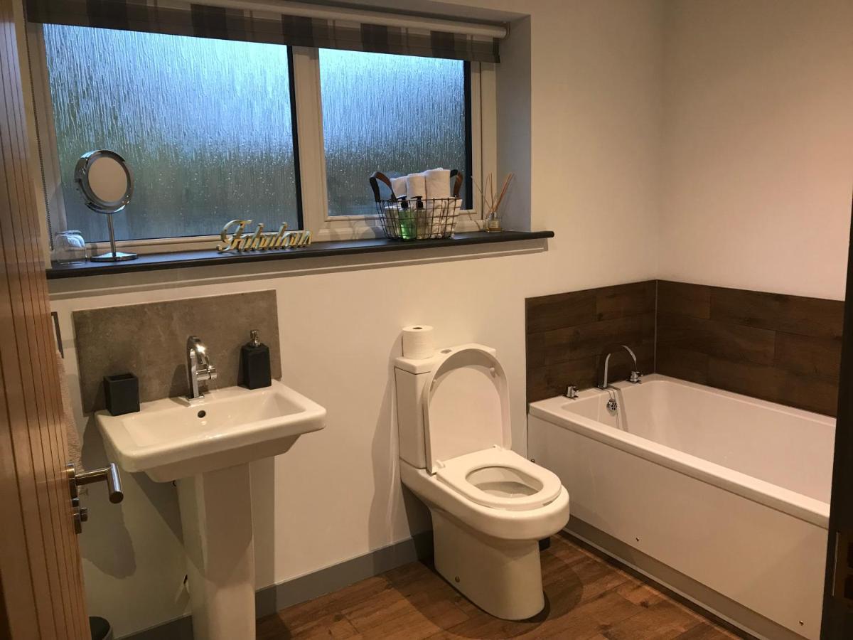 Villa The Bridge Self Catering à Kilmaluag Extérieur photo